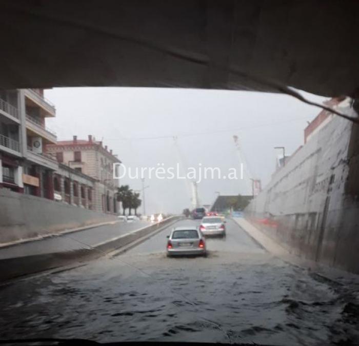 FOTOLAJM/ Përmbytet “Veliera” në Durrës