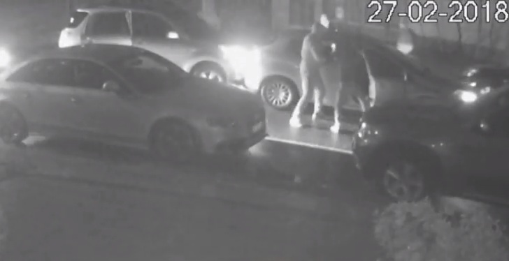 VIDEO/ Dalin pamjet e frikshme të përplasjes me armë, breshëri kallashnikovi mes qytetit