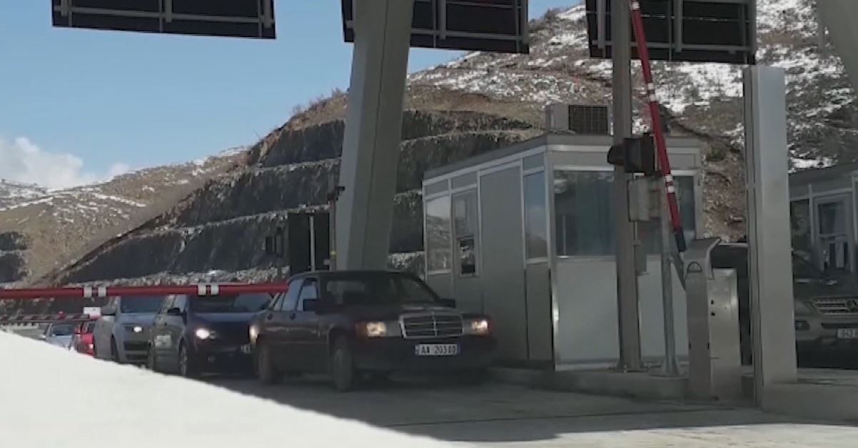 Protesta kundër taksës në Rrugën e Kombit, kuksianët dhe kosovarët bëhen bashkë