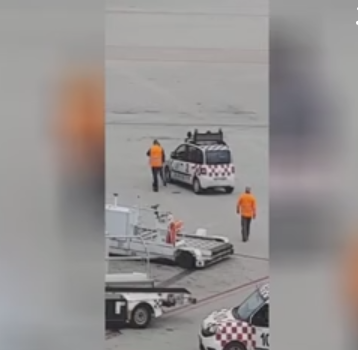 Donte të hipte në avion, bllokon pistën e aeroportit (VIDEO)