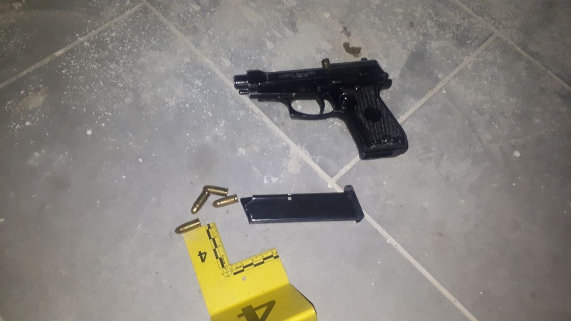 EMRI/ 35-vjeçari qëllon me armë e kanos dy të rinj, arrestohet nga policia