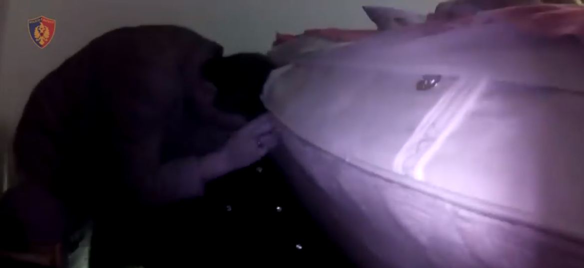 VIDEO/ Poshtë dyshekut, në dollape, ku i fshihnin bizhuteritë e shtrenjta hajdutët shqiptarë