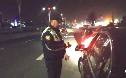Policia ndalon makinën luksoze, lëvizte me 164 km/orë në autostradën Tiranë-Durrës (VIDEO)