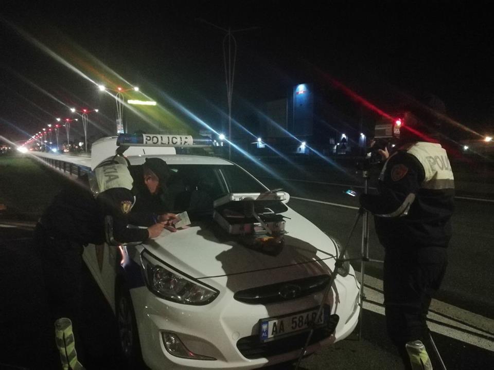 “Po flisja në telefon, nuk ju pashë!” Shoferi i makinës luksoze befason policinë me deklaratën e tij