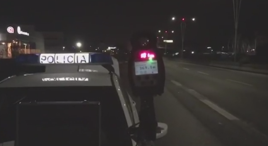 Me shpejtësi skëterrë 213 km/orë në autostradën Tiranë-Durrës, drejtuesi i mjetit justifikohet para policëve (VIDEO)