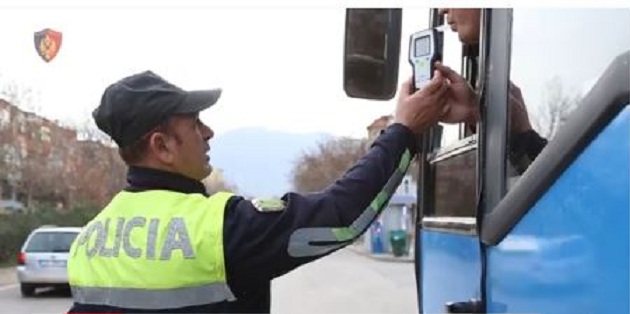 VIDEO/ Kontrolli i befasishëm i policisë, shoferi i urbanit drejton mjetin i dehur