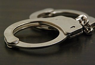 Tentojnë të kalojnë shtetas të huaj jashtë kufirit, 2 të arrestuar (EMRAT)