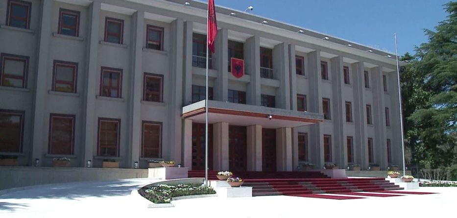 Negociatat me Greqinë, anëtarët e Komisionit të Jashtëm mbërrijnë te Presidenti Meta