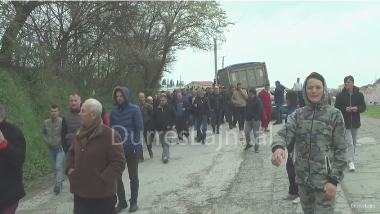 &#8220;Nuk do të dijë njeri a jemi gjallë a vdek!”. Dëshpërimi i banorëve të Shijakut (VIDEO)