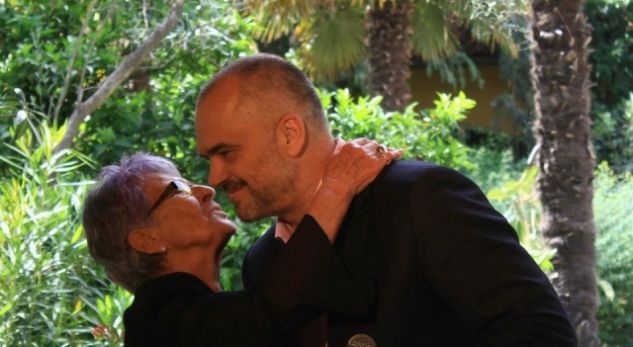 Aneta Rama merr dekoratën “Nderi i Stomatologjisë Shqiptare”