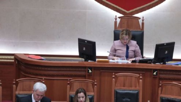 FOTO/ Rama mungon në seancë, si e shfrytëzon karrigen e tij zv.kryeministrja Mesi