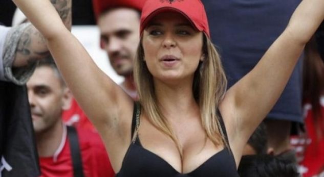 Bukuroshen durrsake e ngacmojnë live për lidhjen me futbollistin, ja si i përgjigjet ajo!