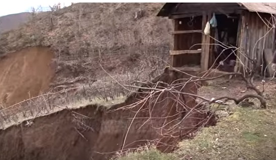 Fshatin e përpin toka, shemben gjithë banesat (VIDEO)