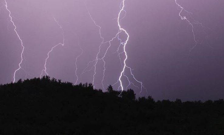 E godet rrufeja, humb jetën 15-vjeçari teksa kulloste bagëtitë