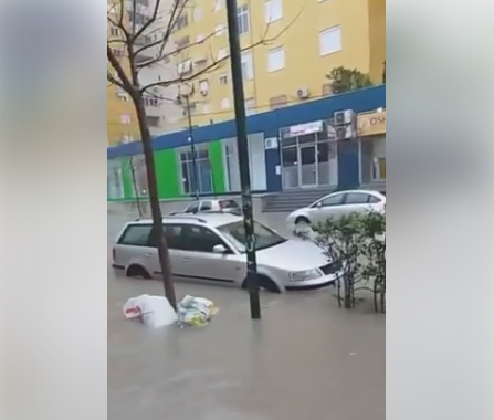 Denoncimi i qytetarit për përmbytjen e Durrësit: Makina më doli jashtë funksionit! (VIDEO)