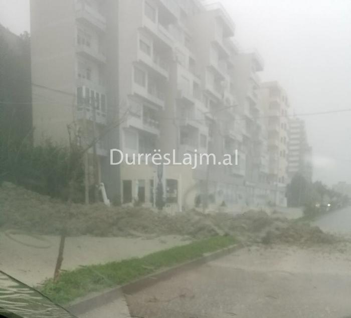 Rrëshqitje dherash në Currila, bllokohet sërish rruga (FOTO)