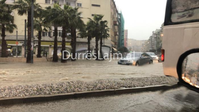 Reshjet e dendura të shiut/ Parashikimi i frikshëm për ditën e mërkurë për Durrësin