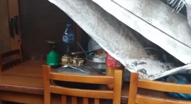 Gruas i shembet çatia e shtëpisë mbi kokë