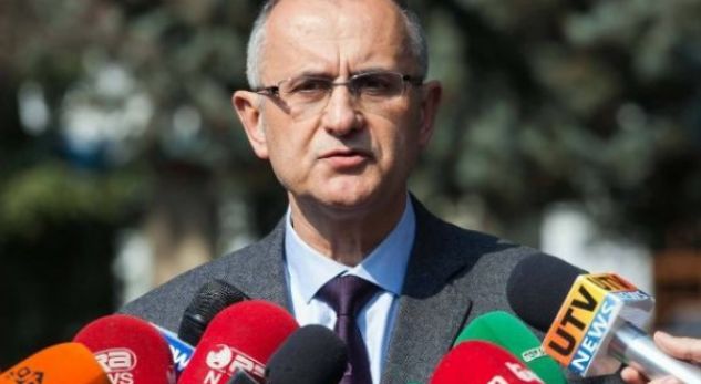 Ligji i shërbimit civil, Vasili: Po dhunohet, pse hesht Vlahutin