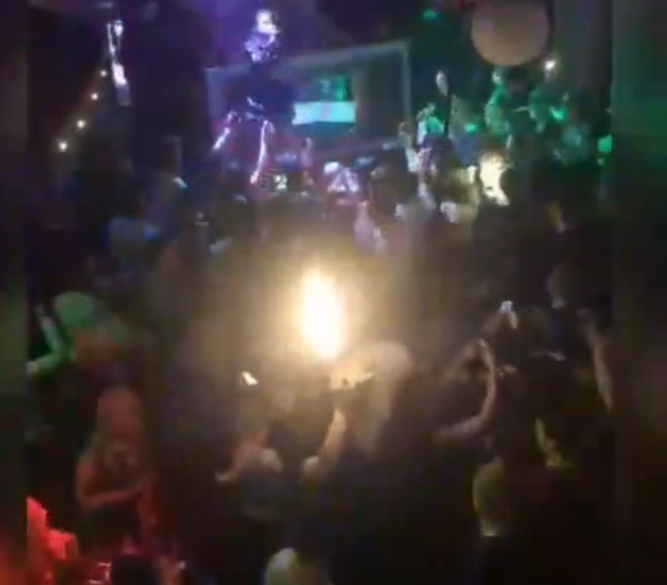 Sherr në koncertin e Dhurata Dorës, ndërpret këngën pas pamjeve të rënda (VIDEO)