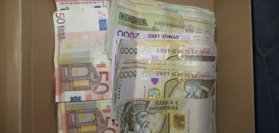 16-vjeçari grabit shtëpinë e tij me ndihmën e shokëve (FOTO)