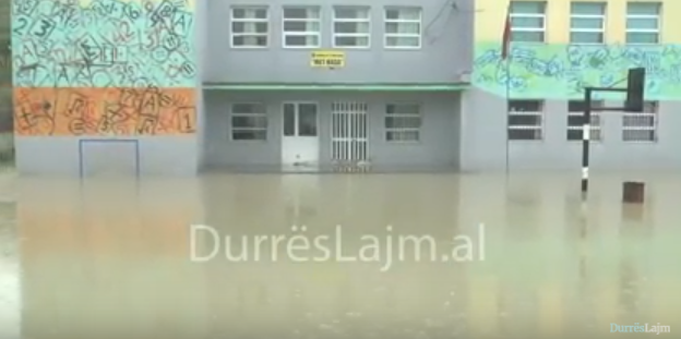 Uji futet në shkollën 9-vjeçare në Durrës, zjarrfikësja evakuon nxënësit (VIDEO)