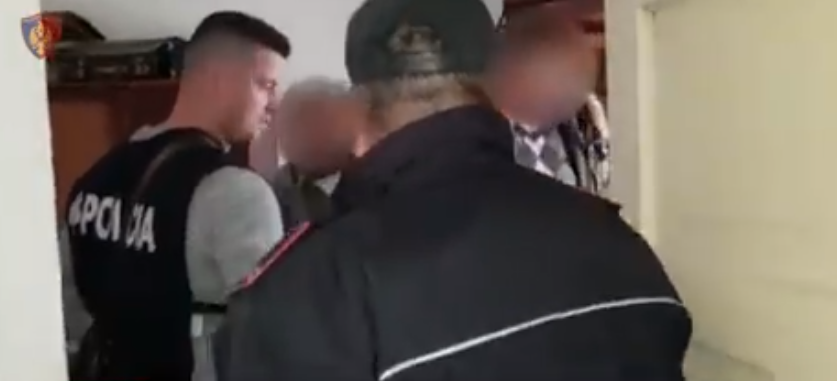 VIDEO/ Sekuestrohen armë e municione luftarake, arrestohet pronari i banesës