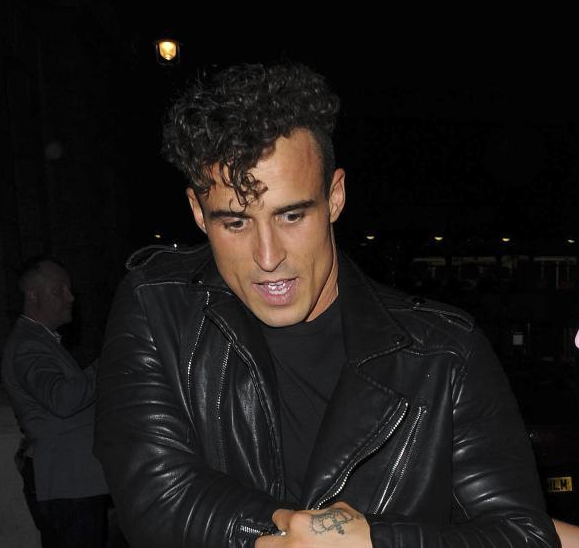 “Kafshime, ngulje thonjsh”. Rrëfehet striptisti i abuzuar në 8 Mars (FOTO)