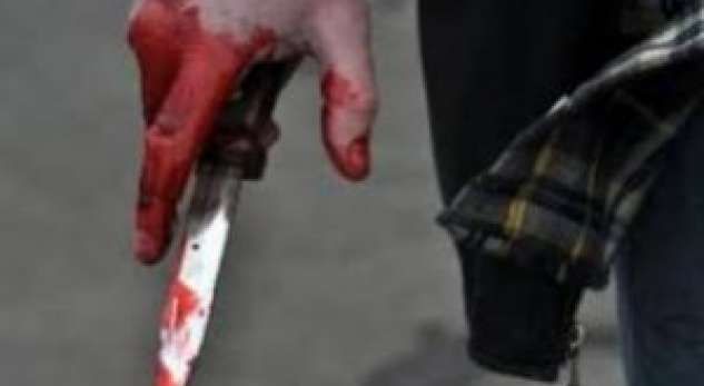 EMRI/ Plagosi me thikë 21-vjeçarin, policia kap autorin por në banesë i gjen…