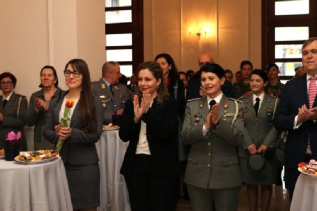 Ministrja Xhaçka feston 8 Marsin me gratë dhe vajzat ushtarake