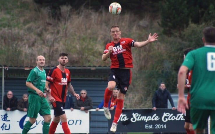 Tifozët e nevrikosur i vjedhin makinën gjyqtarit…