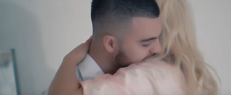 Shqiptarja i vjedh këngën këngëtarit të vdekur grek, mediat: Vjedhje e paskrupullt (VIDEOT)