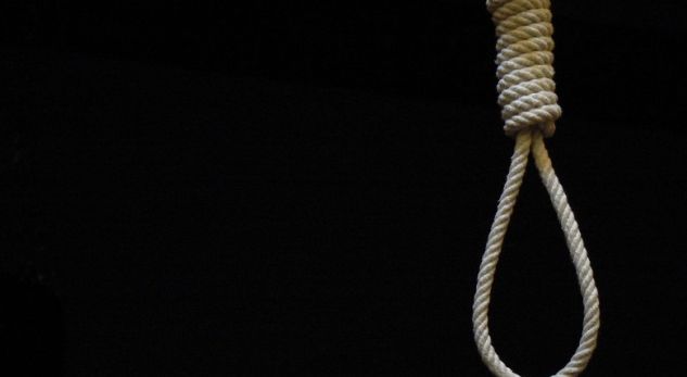 E moshuara i jep fund jetës duke u vetëvarur në dhomën e gjumit