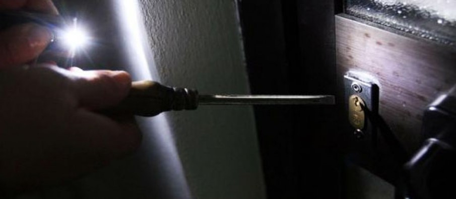 Hajdutët hyjnë në banesën në Durrës dhe vjedhin veglat