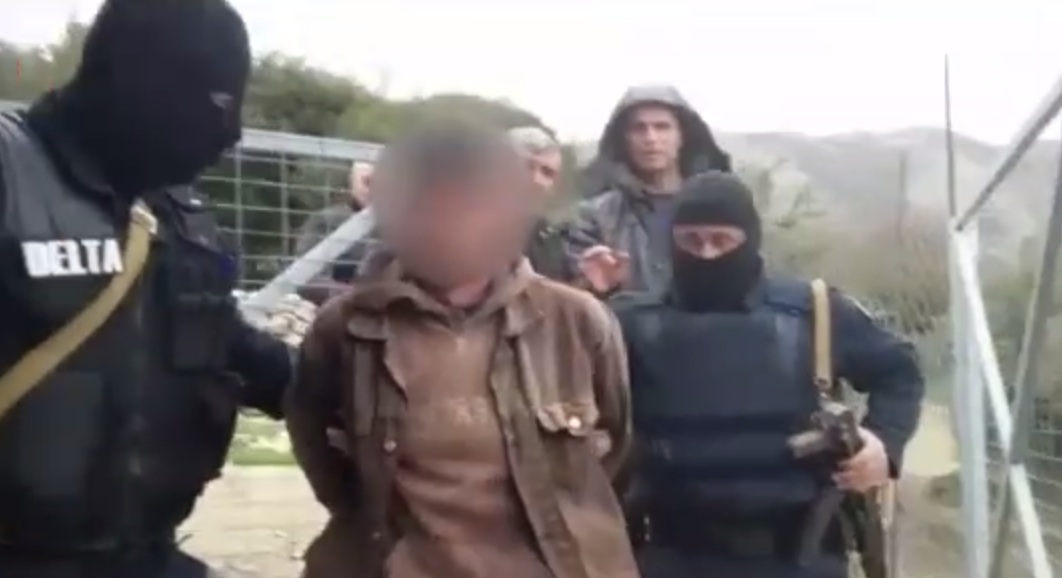 Vrau kushëririn me sëpatë në sy të djalit, arrest me burg për 40-vjeçarin