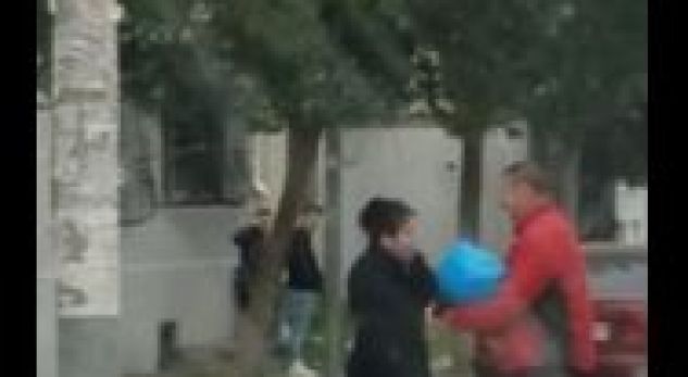 Gruaja rreh me çadër burrin në mes të rrugës: Ik zhduku, qen!