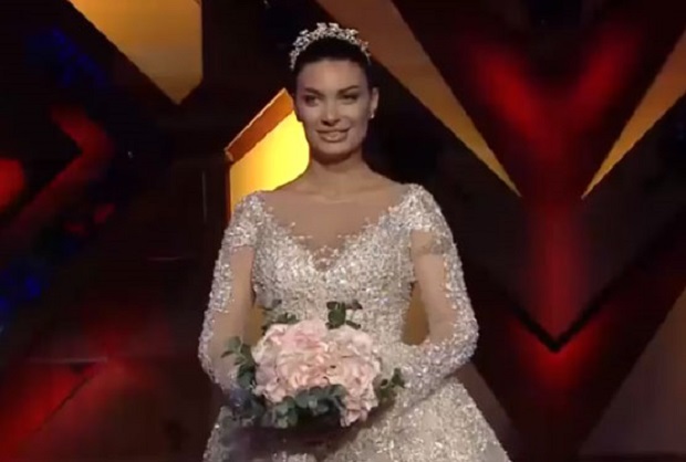 Zaimina Vasjari martohet me biznesmenin nga Durrësi, këngëtarja vishet me të bardha (VIDEO)