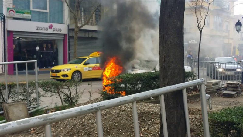 Bombola e gazit shpërthen në automjet