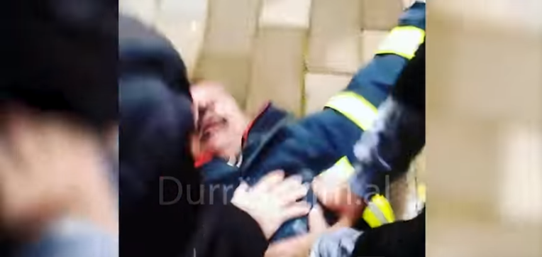 Momente kritike pas zjarrit në apartamentin në Durrës. Zjarrfikësi dhe çifti marrin ndihmën e parë në rrugë (VIDEO)