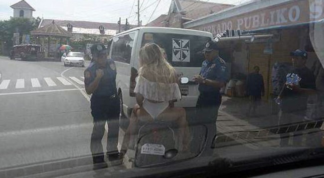 Turistja seksi xhiro me të brendshme, gjobitet nga policia (FOTO)