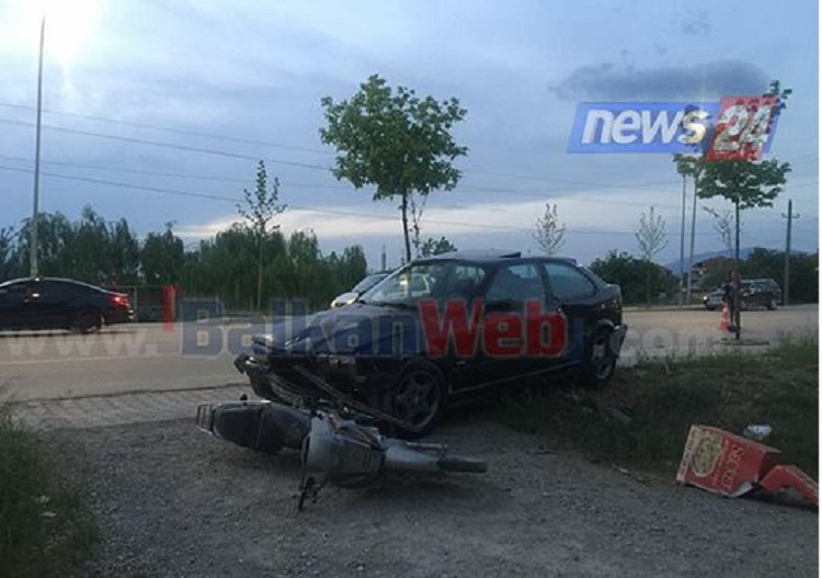 “BMW”-ja përplas motoristin e picave dhe e hedh mbi trotuar (FOTO)