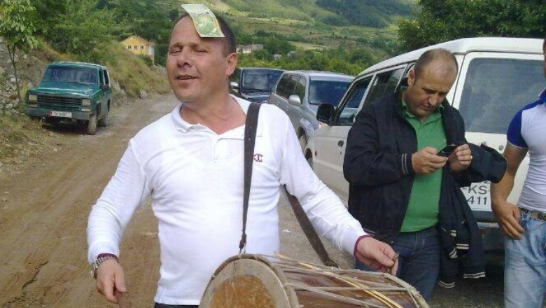 Xhelal Mziu 12 tenderë të dyshimtë, 7 i marrin 2 persona