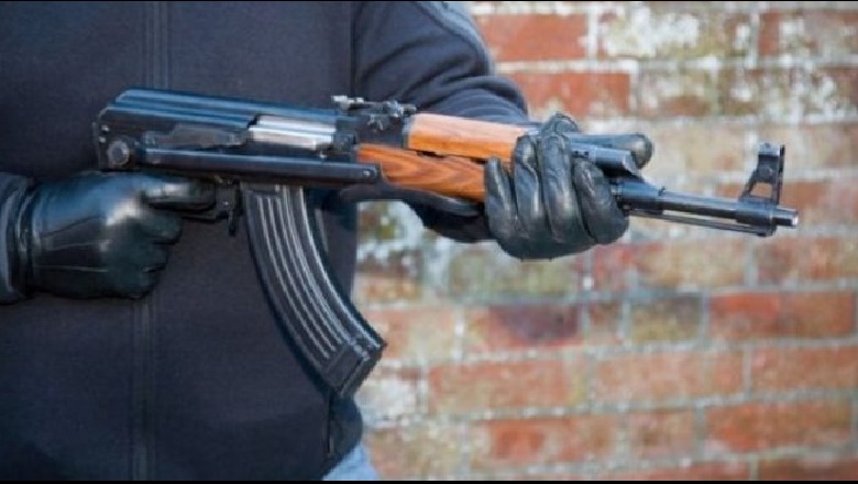 Daja grindet me pronarin e llotos, nipi 20-vjeçar qëllon me kallashnikov