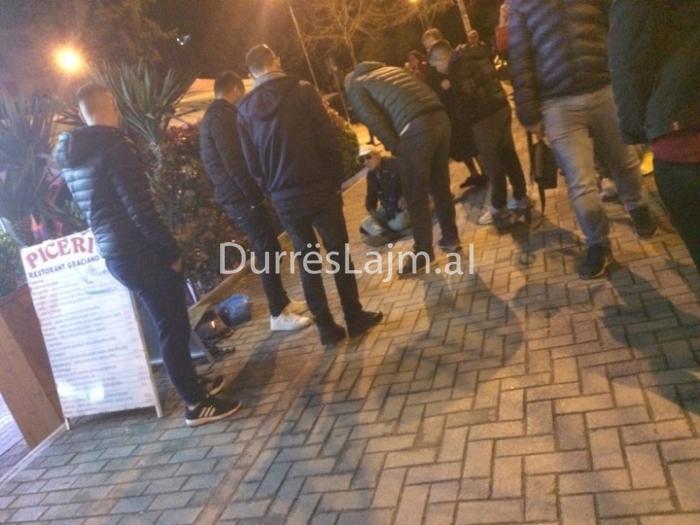 Durrës, hiqen si të dehur dhe shtrihen në mes të rrugës, çifti i dashnorëve kapen mat nga burri i gruas (VIDEO)