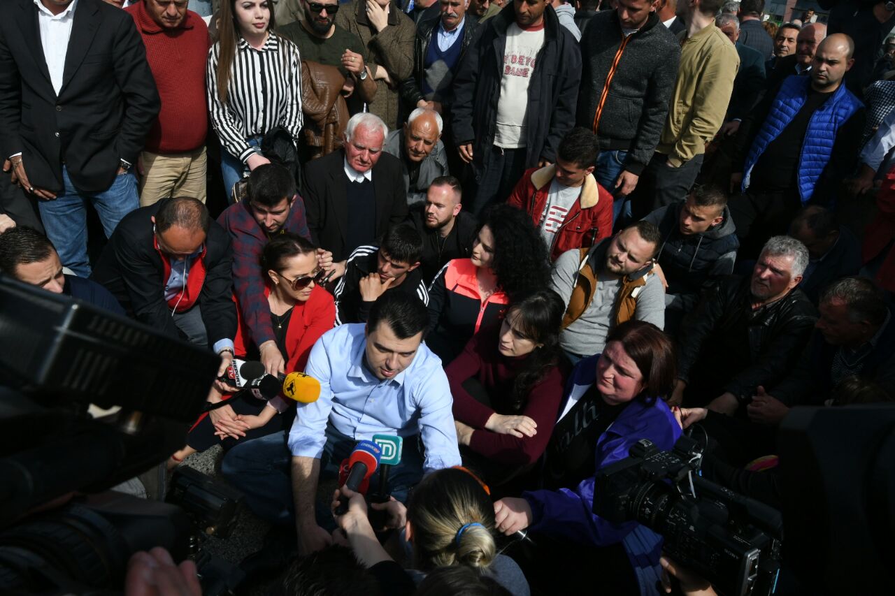 FOTO/ Basha “këmbëkryq” me protestuesit në Vorë, përkrah tij edhe bashkëshortja