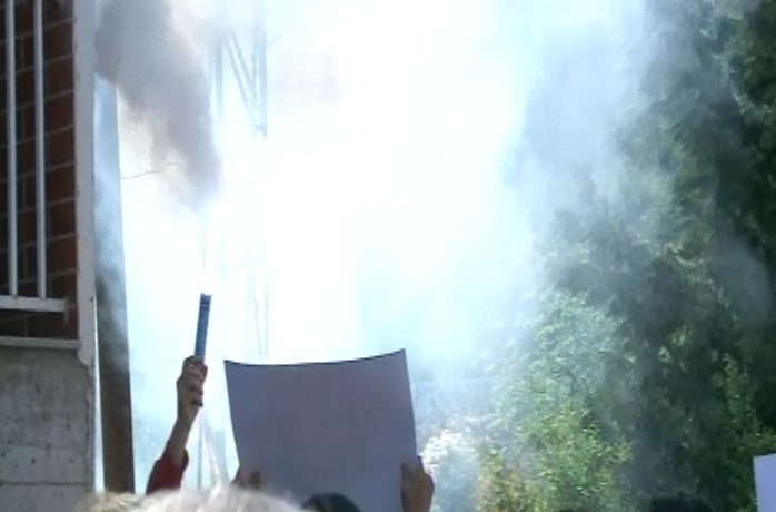 Tensionohet situata, tymuese para këmbëve të drejtorit të policisë