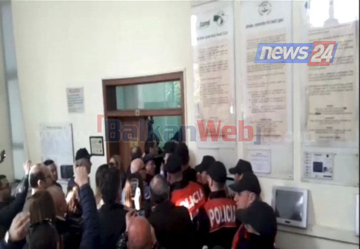 “Hape derën oo, mos më prek me dorë”, si u përplasën deputetët me policinë në gjykatë (VIDEO)