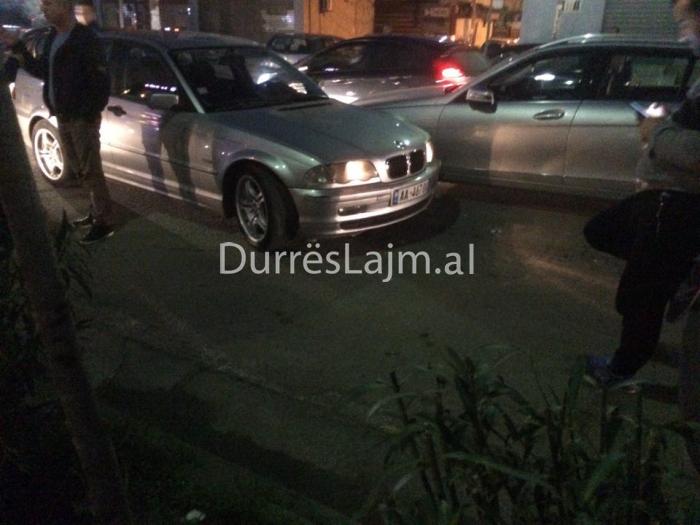 Përplasen në Durrës një “Benz” dhe një “BMW”