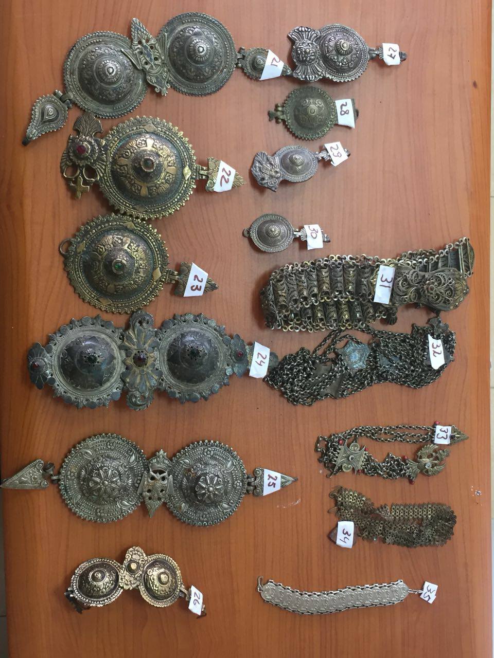 Arrestohet në flagrancë i riu, transportonte bizhuteri antike kontrabandë