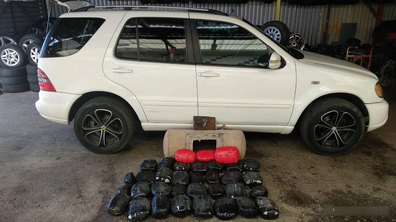 Kapet mjeti luksoz me drogë në Greqi, si e fshehu marijuanën në bombolën e gazit çiftit shqiptar (FOTO)